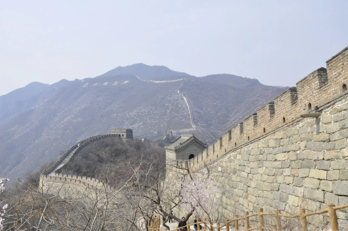 the great wall of china with mountains in the background